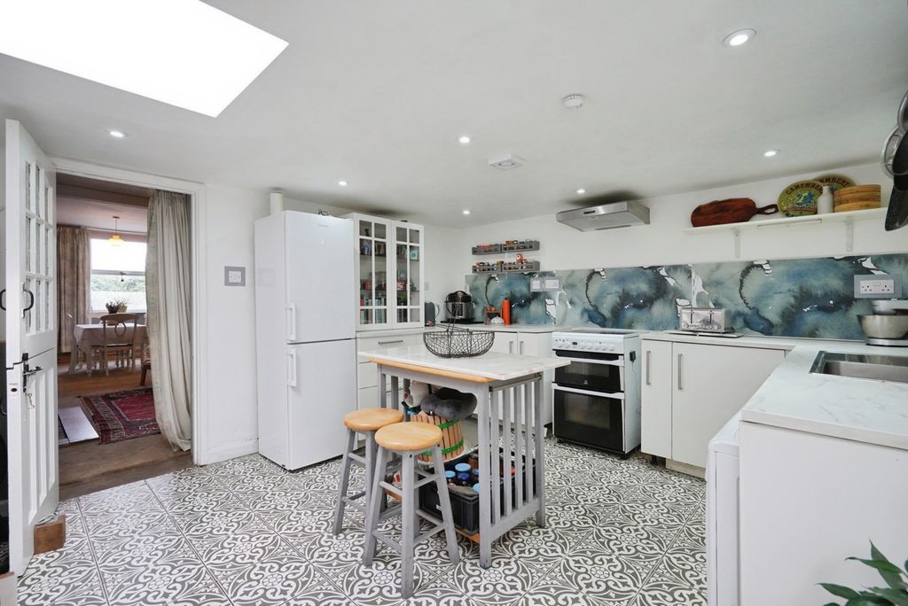 Property photo 3 of 19 Kitchen