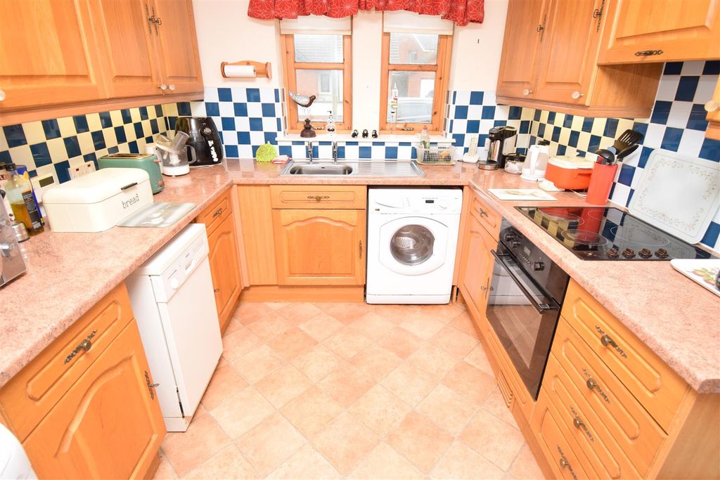 Property photo 2 of 20 Kitchen (3).Jpg