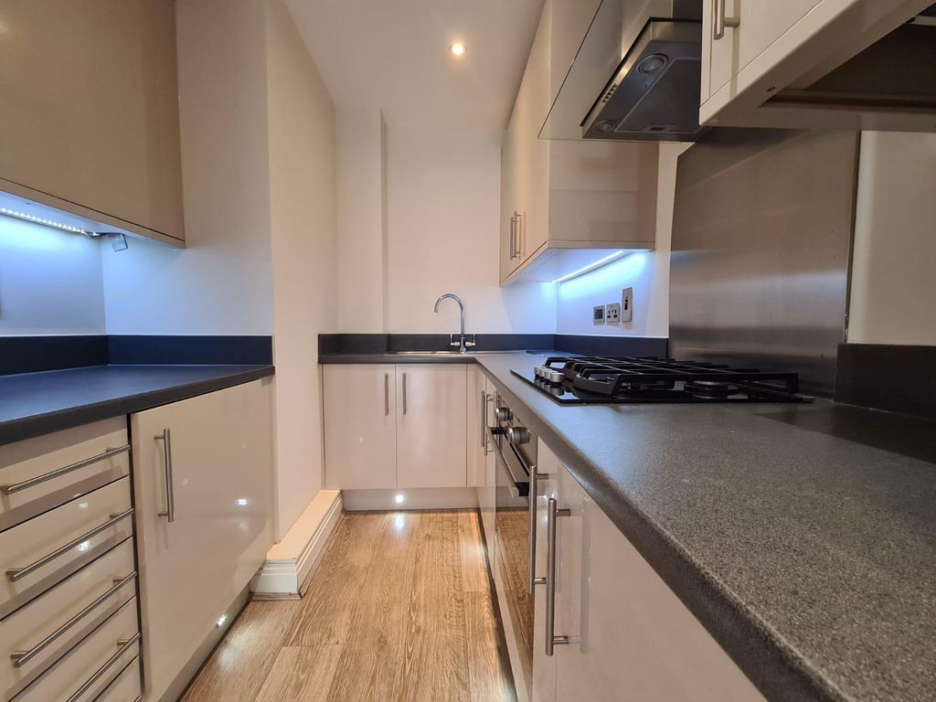 Property photo 3 of 11 Kitchen