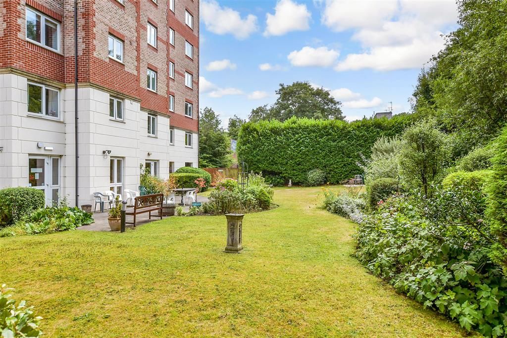 Property photo 2 of 11 Communal Gardens