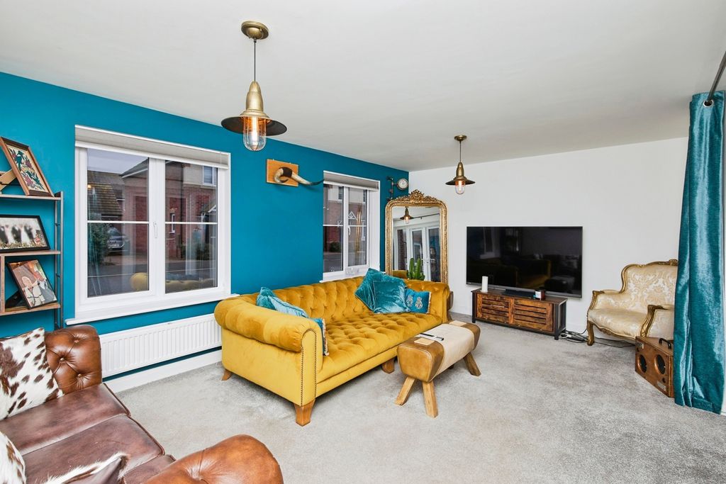 Property photo 2 of 20 Lounge