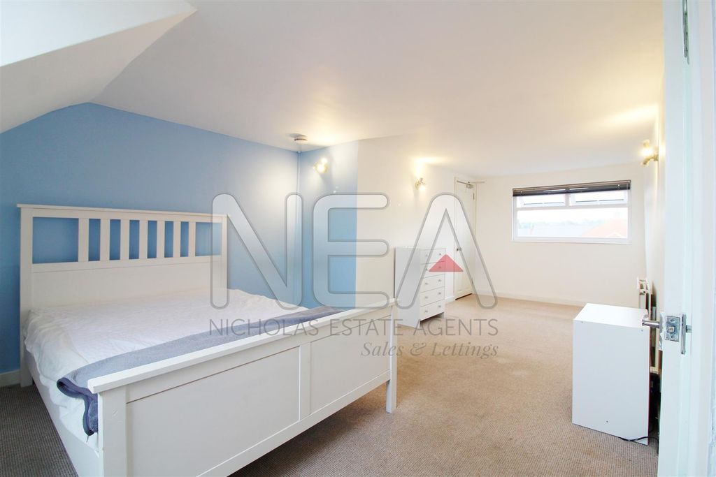 Property photo 2 of 9 Bedroom