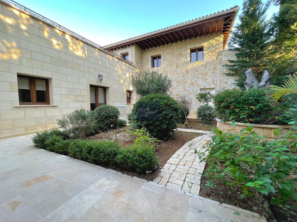 Property photo 2 of 23