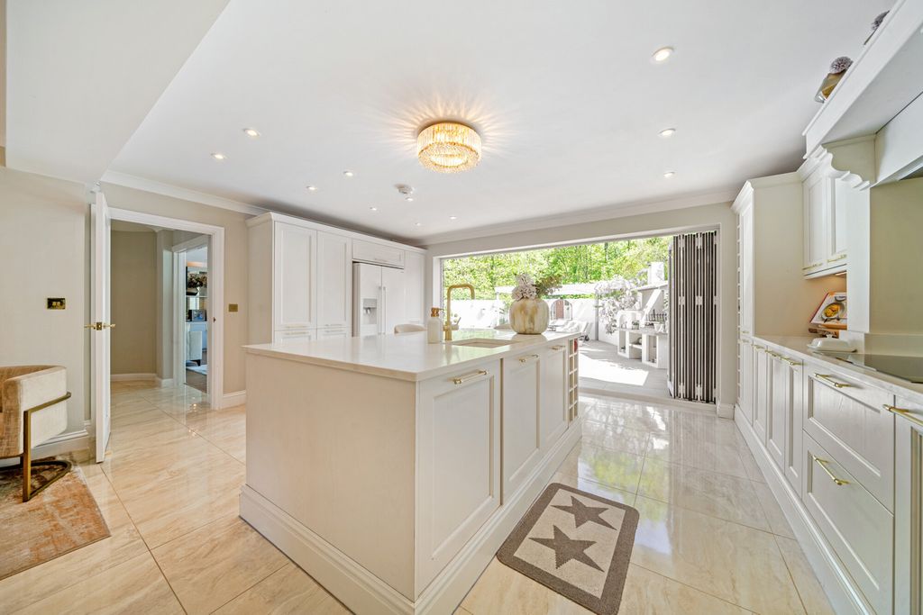 Property photo 2 of 28 1454671-16-69F48d...