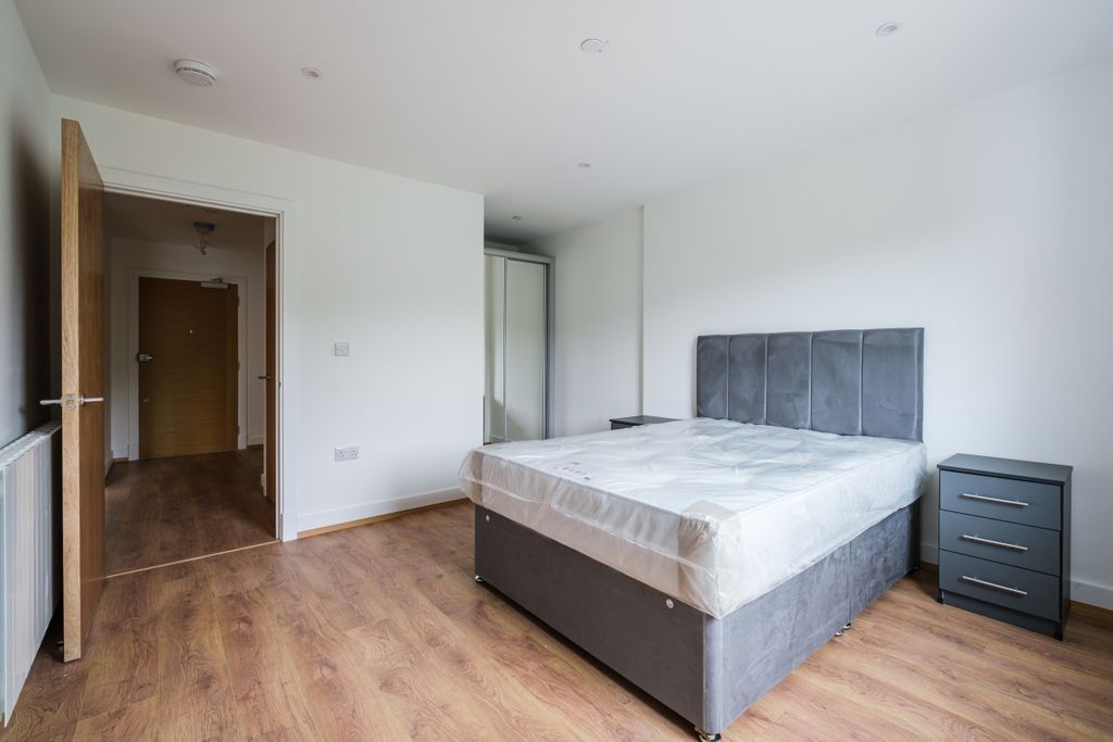 Property photo 2 of 9 155-Whyteleafe-Ho...