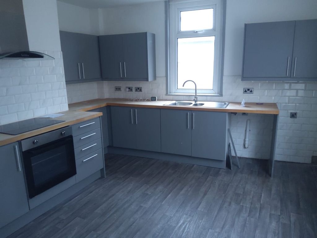 Property photo 1 of 5 Summer Lane , Barnsley
