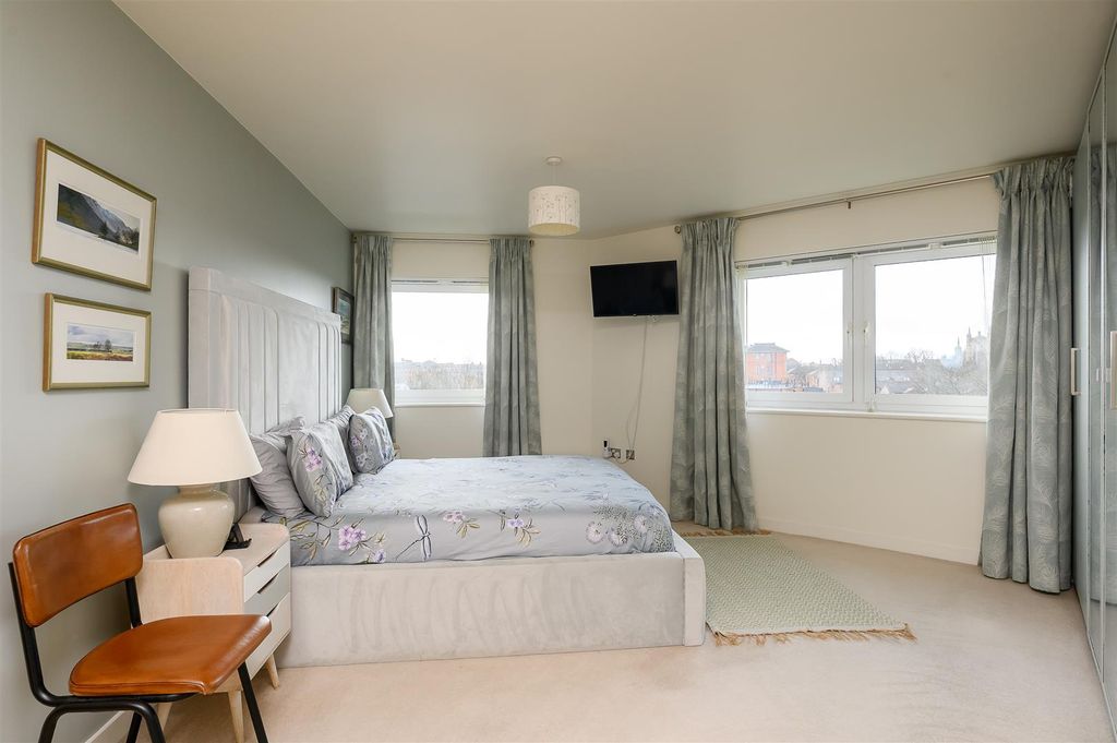 Property photo 2 of 21 Bedroom