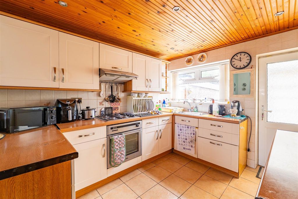 Property photo 3 of 18 Kitchen/Dining Room