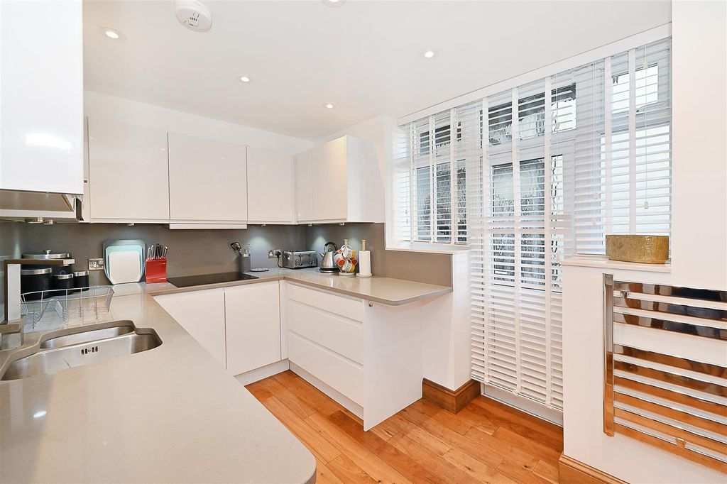 Property photo 2 of 16 20-Barrie-House (14).Jpg