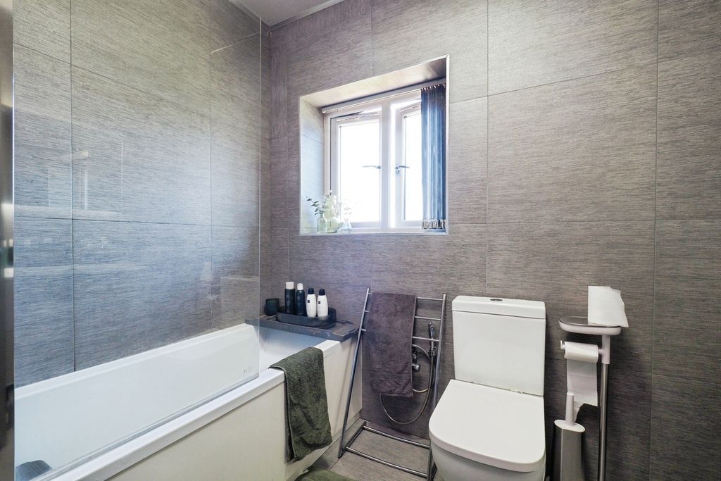 Property photo 2 of 16 Bathroom