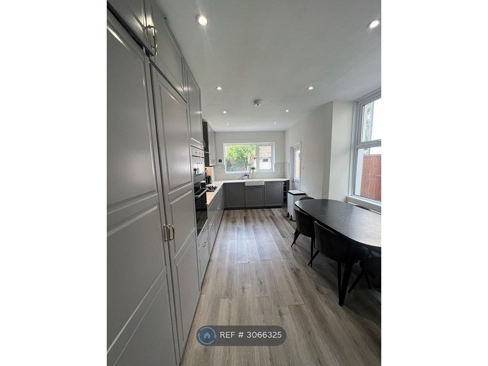 Property photo 1 of 5 New Fitted Appliances, Many Cupboards, Dishwasher
