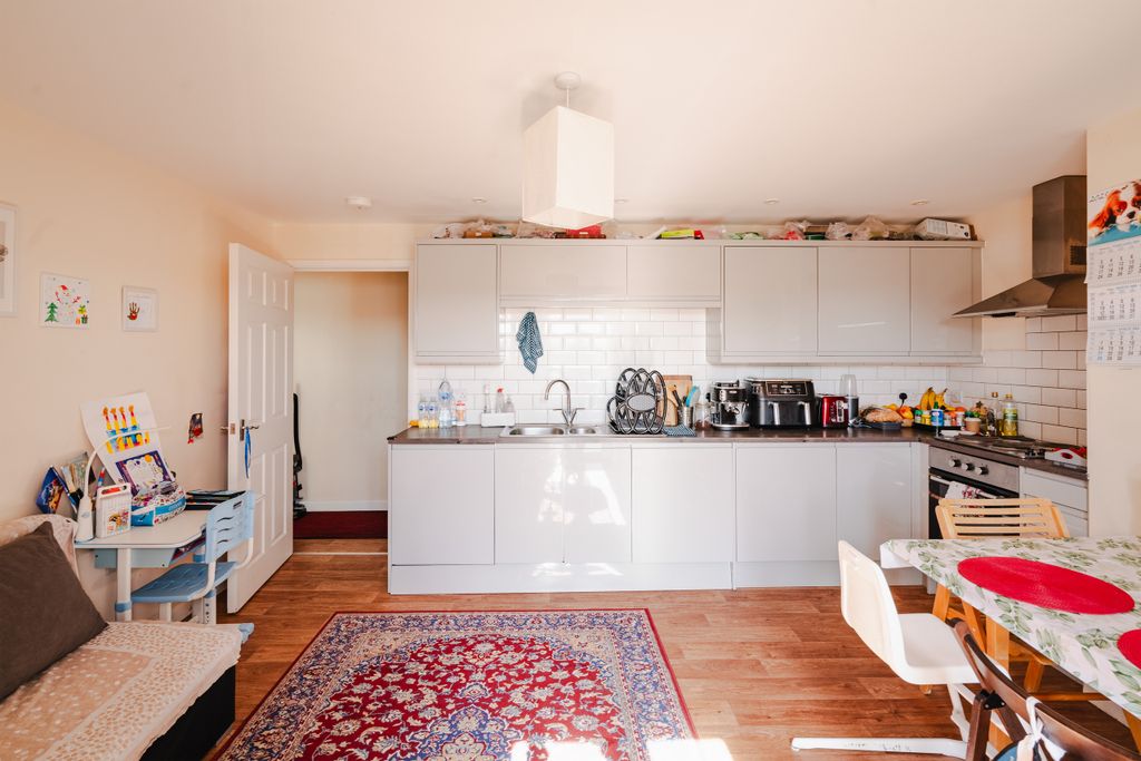 Property photo 3 of 11 6