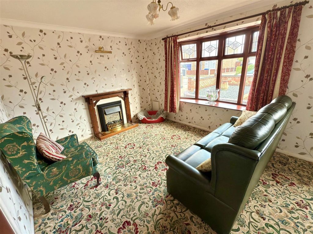 Property photo 2 of 13 Lounge.Jpg