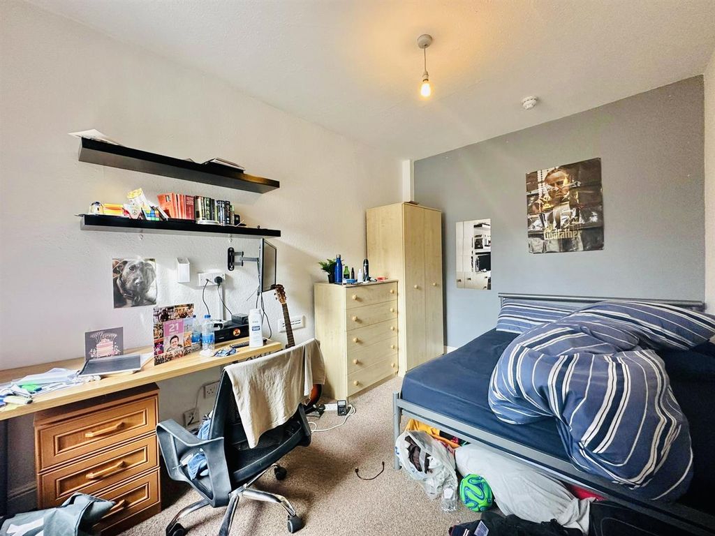 Property photo 3 of 11 Bedroom Two