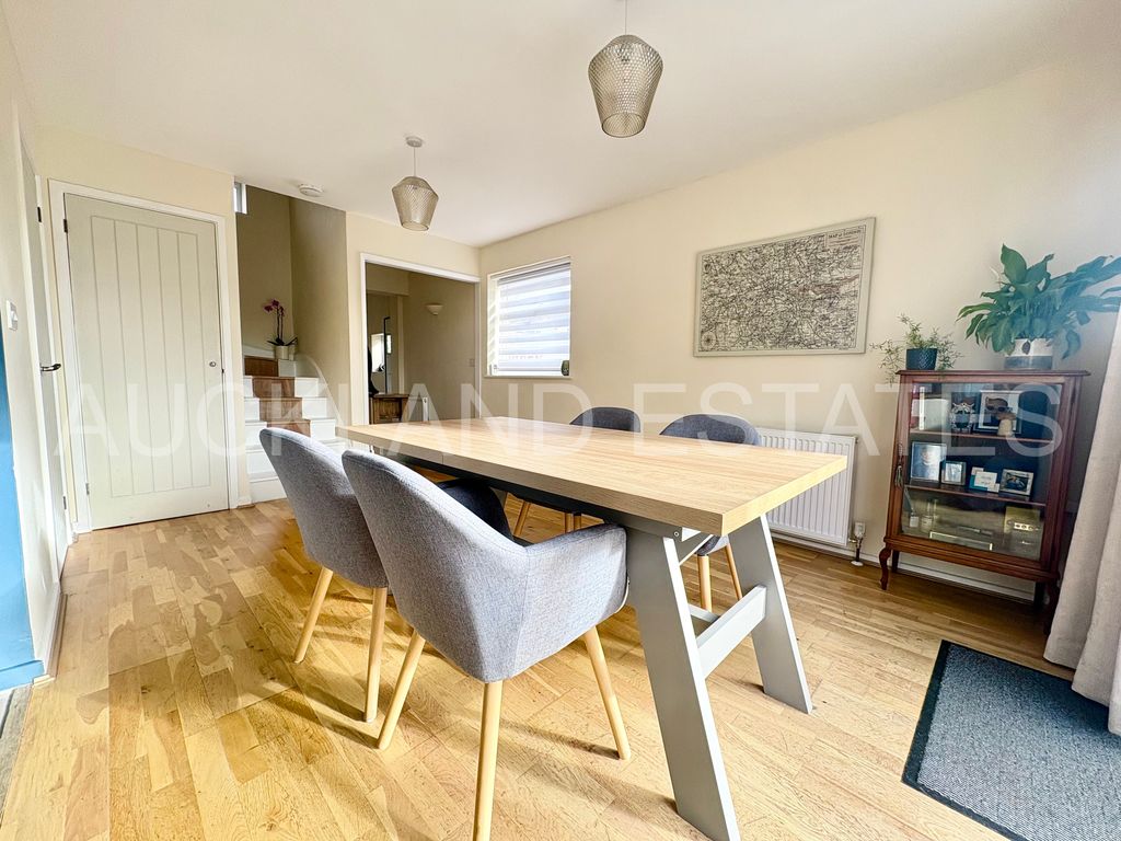 Property photo 3 of 21 Image00014