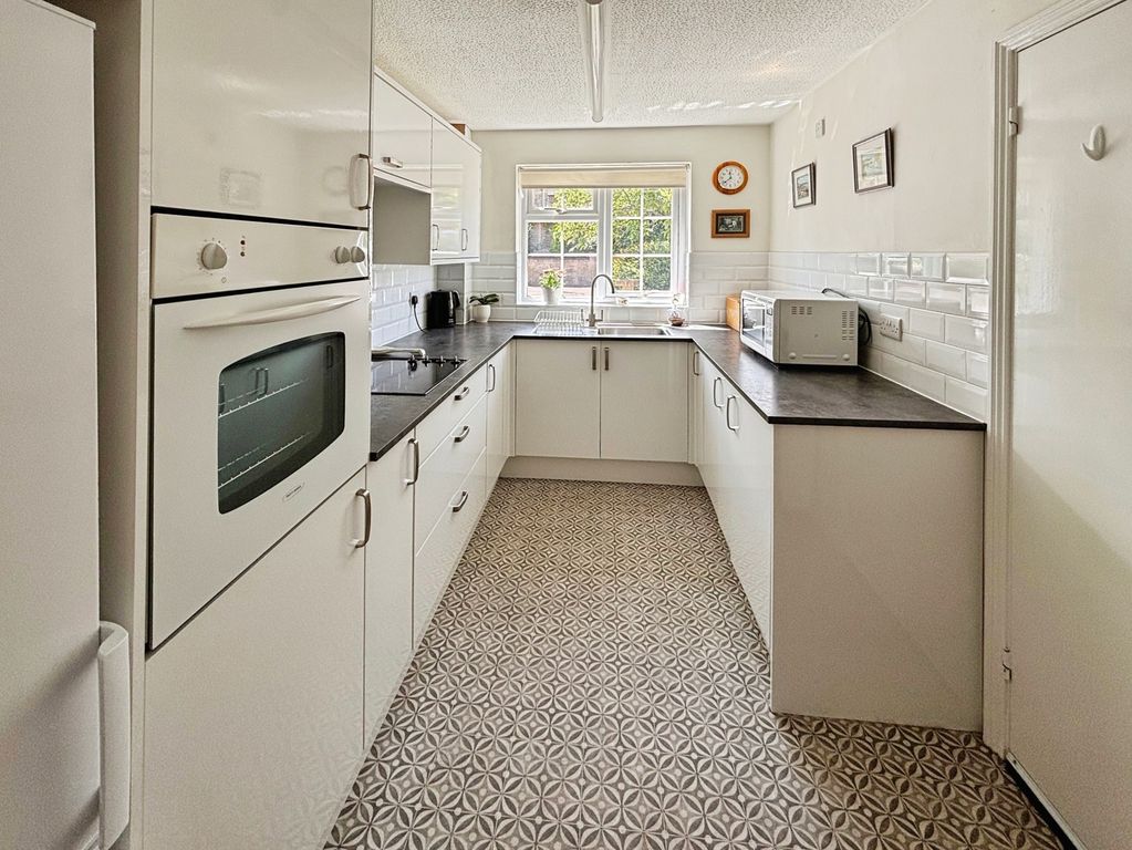 Property photo 3 of 19 Kitchen