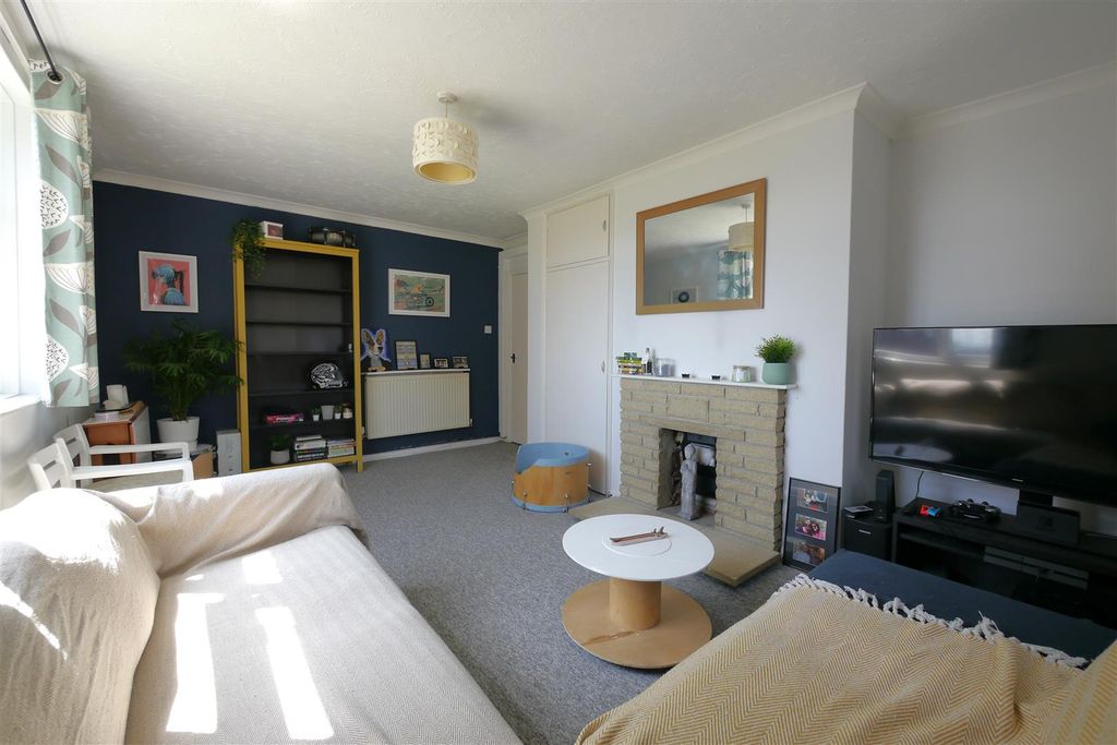 Property photo 2 of 12 Lounge