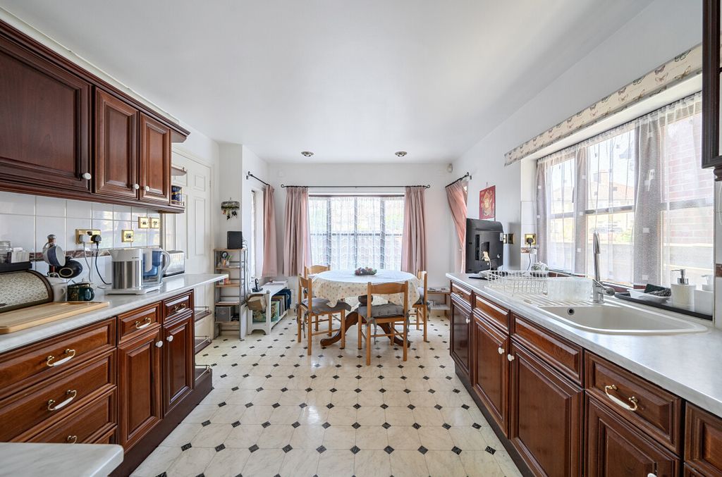 Property photo 3 of 17 Kitchen Breakfast Rm