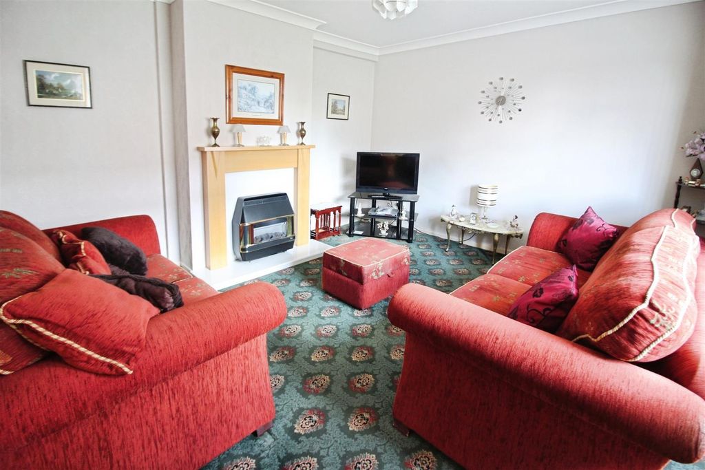 Property photo 2 of 16 Lounge