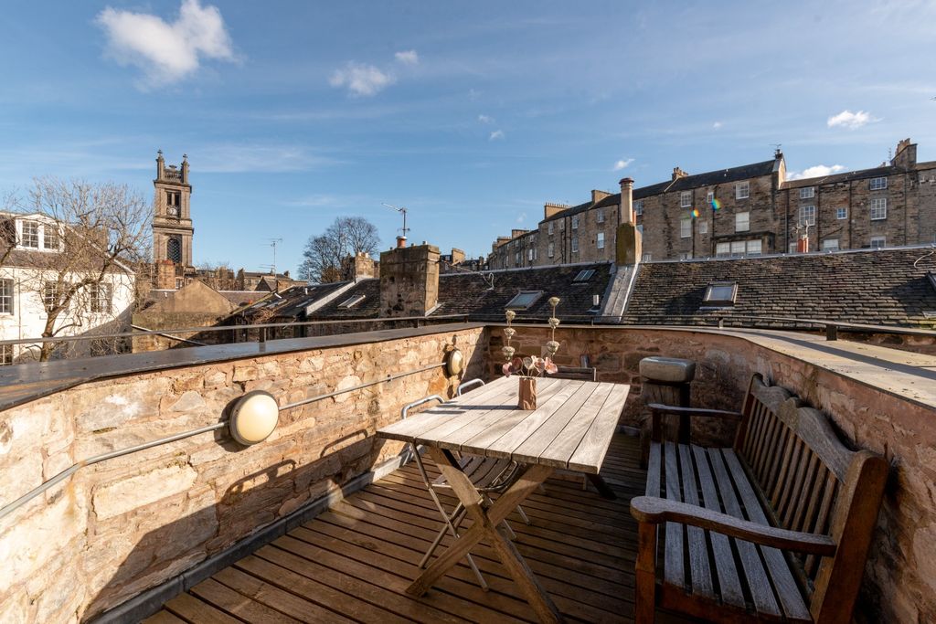 Property photo 2 of 27 St Stephen Street 2