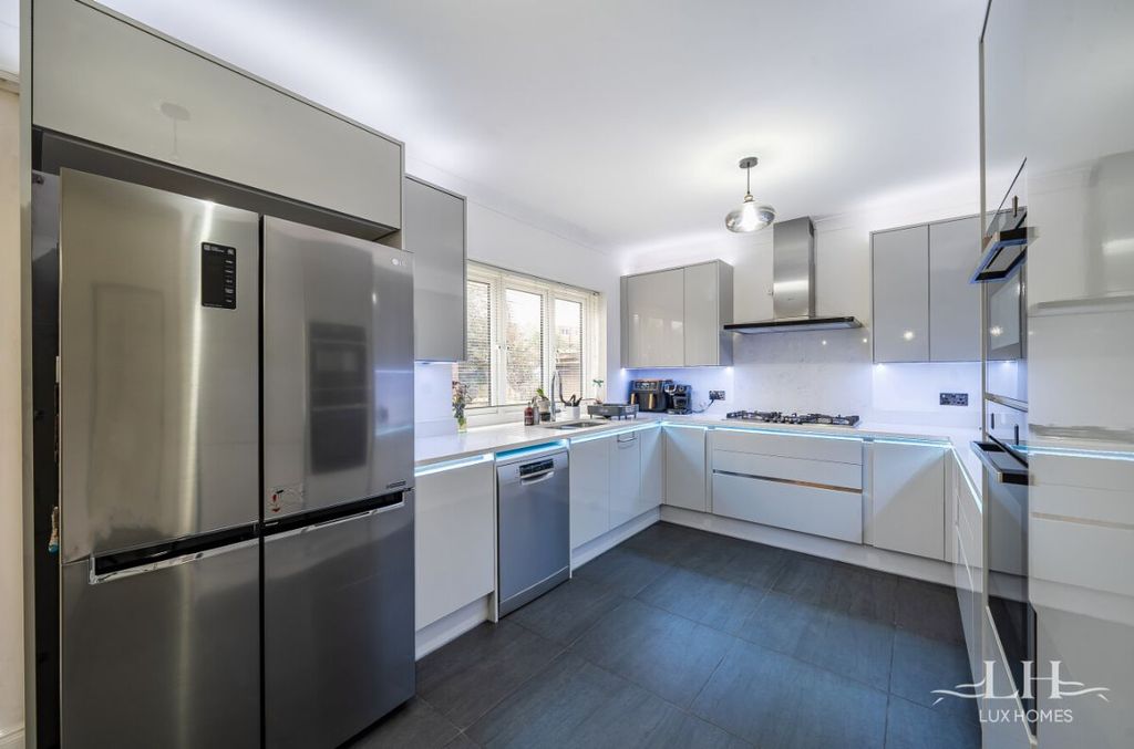 Property photo 3 of 32