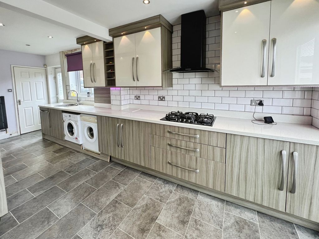 Property photo 3 of 16 Kitchen