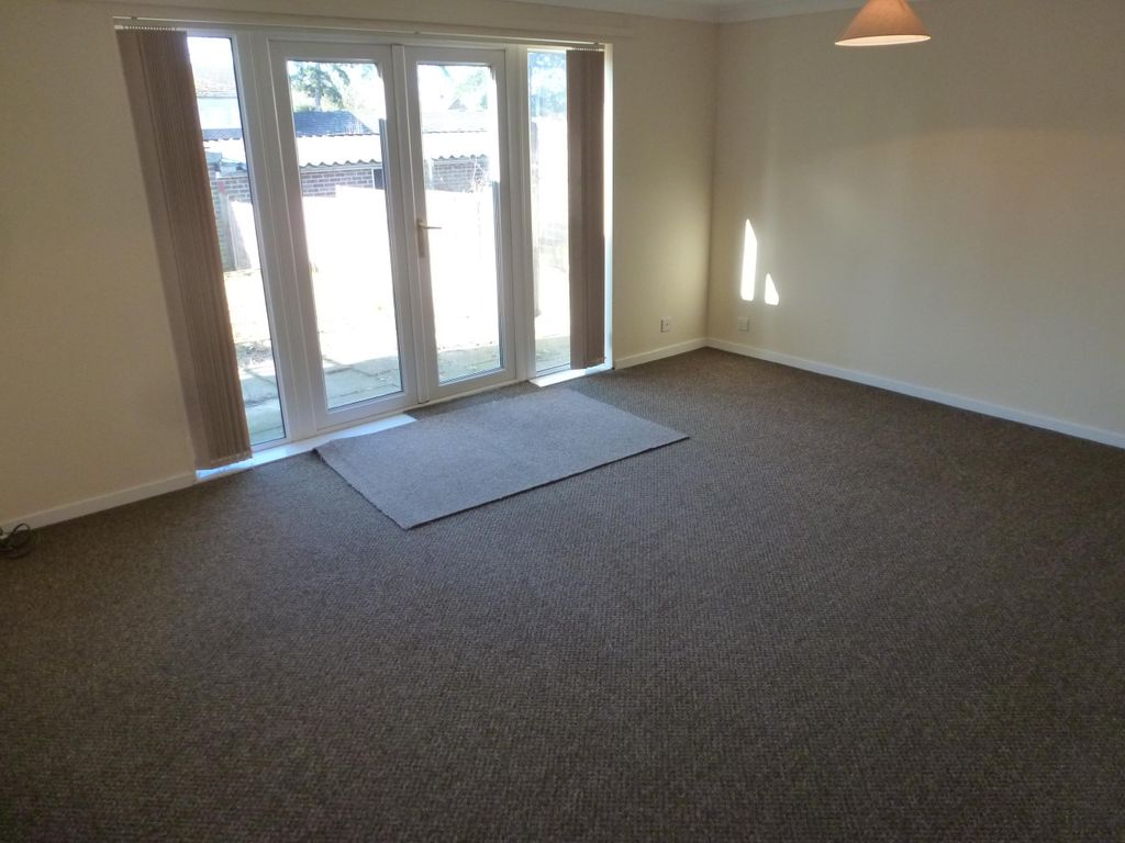 Property photo 3 of 7 Living Room