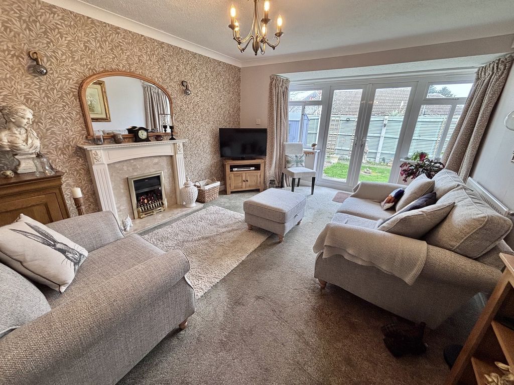 Property photo 3 of 10 Lounge