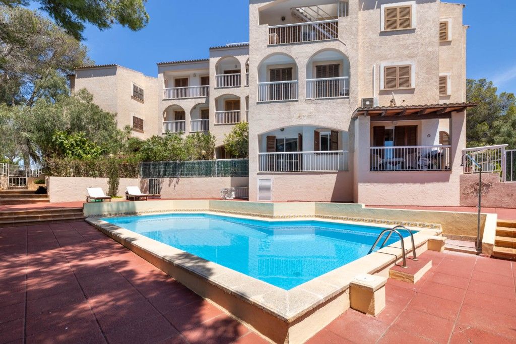 Property photo 1 of 19 Swimming Pool (2)