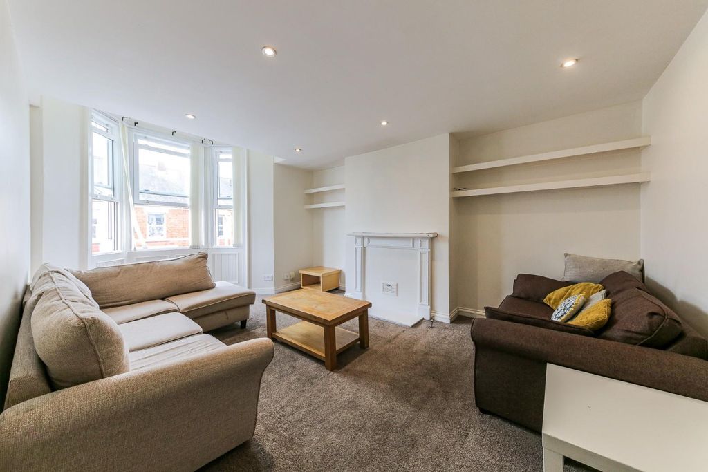 Property photo 1 of 13 Lounge