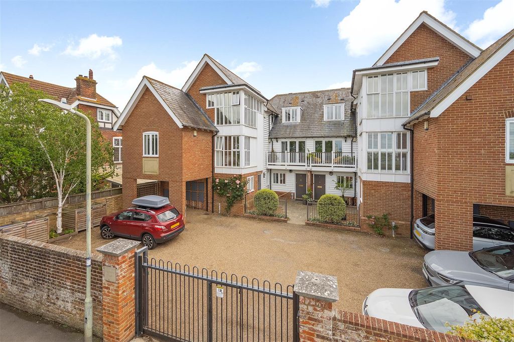Property photo 1 of 25 Saltway Court, West Cliff, Whitstable
