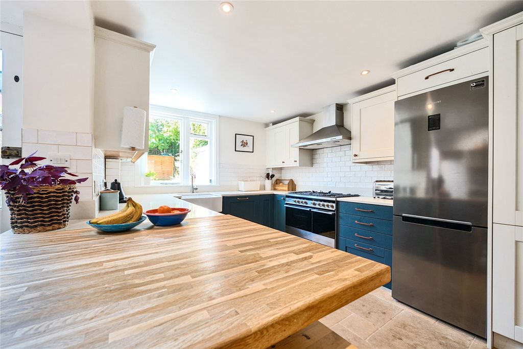 Property photo 3 of 12 Kitchen