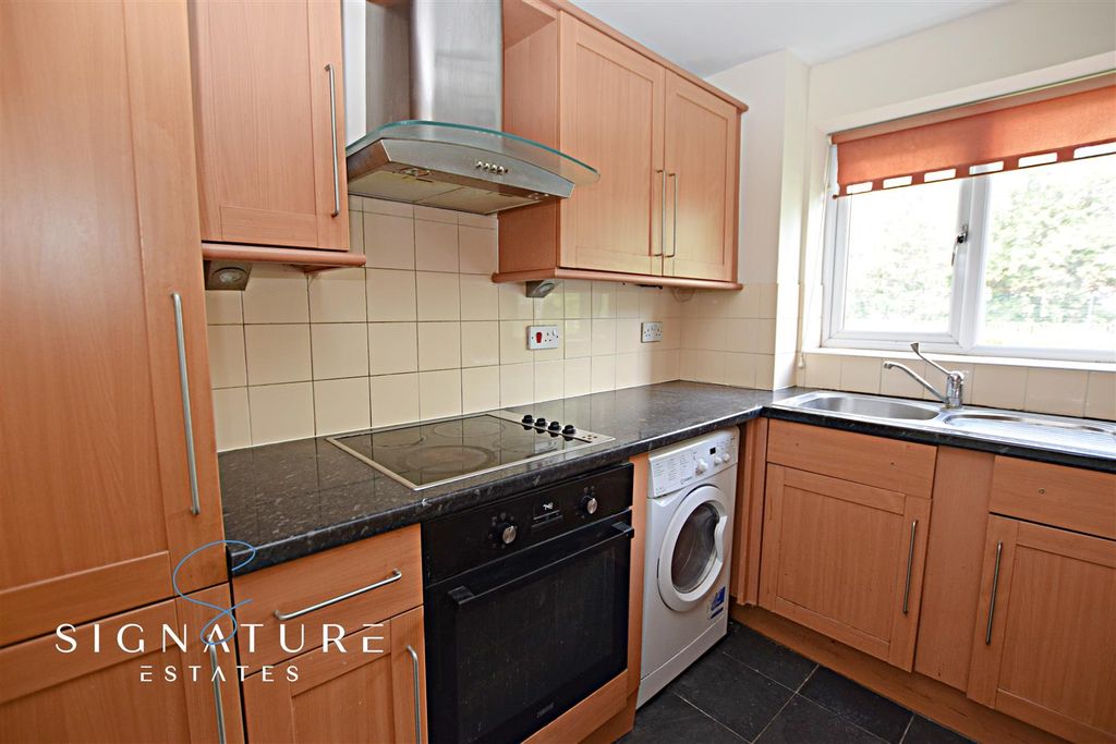 Property photo 3 of 6 Kitchen