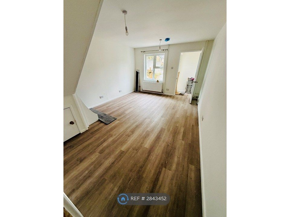 Property photo 3 of 13 Lounge