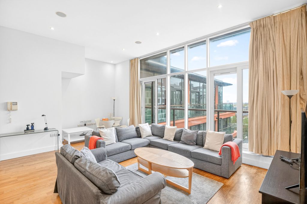 Property photo 1 of 17 Living Room