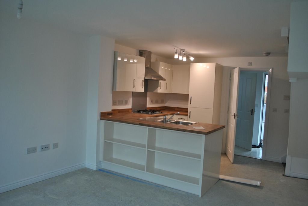 Property photo 3 of 8 Kitchen
