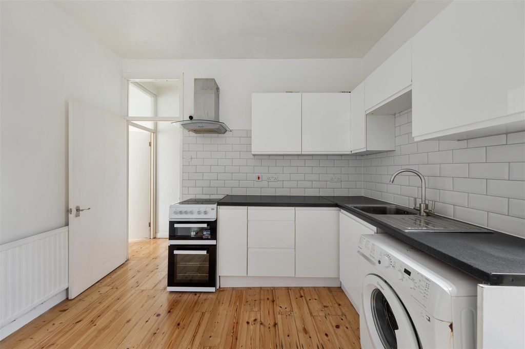 Property photo 3 of 32 Park Avenue, Ig11