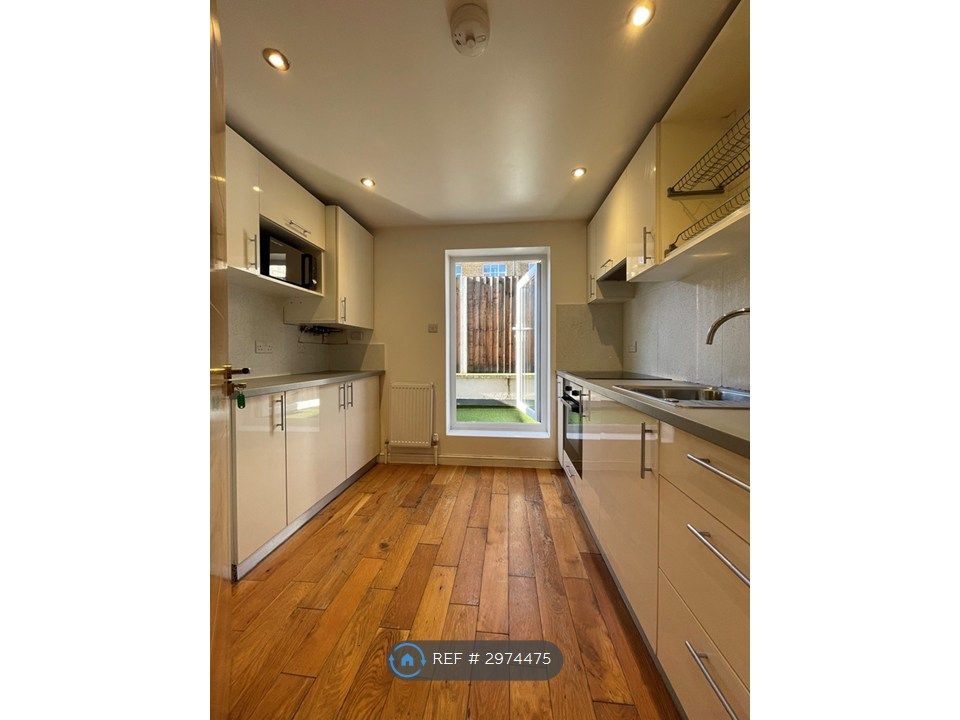 Property photo 3 of 9 Kitchen