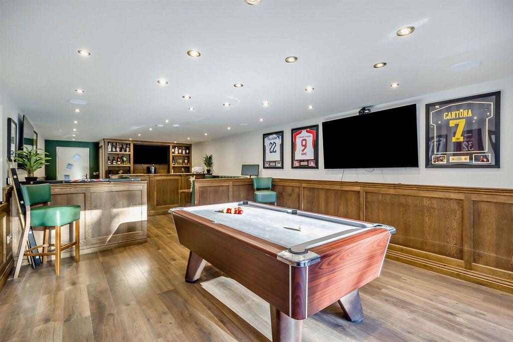 Property photo 2 of 34 Summer House