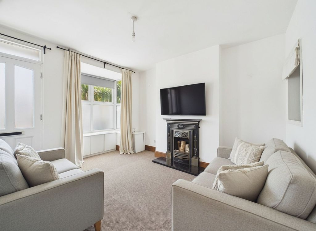 Property photo 2 of 20 Lounge (Virtually Furnished)