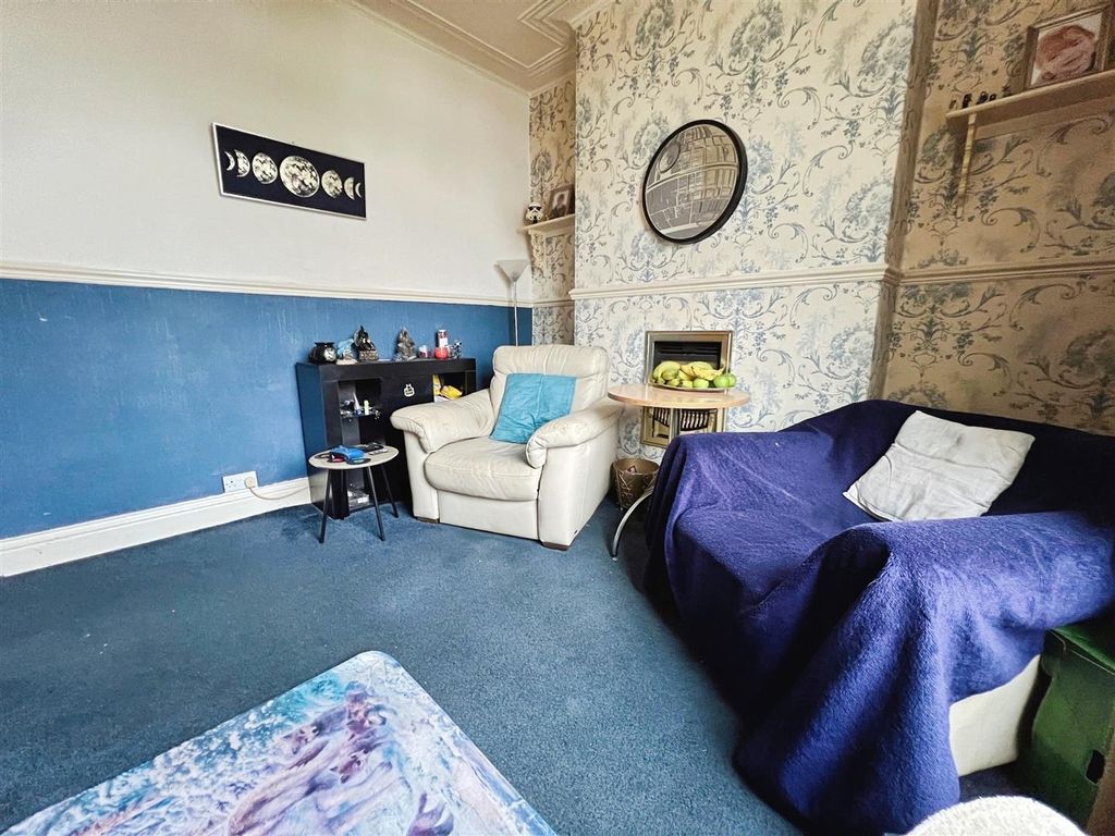 Property photo 3 of 22 Lounge