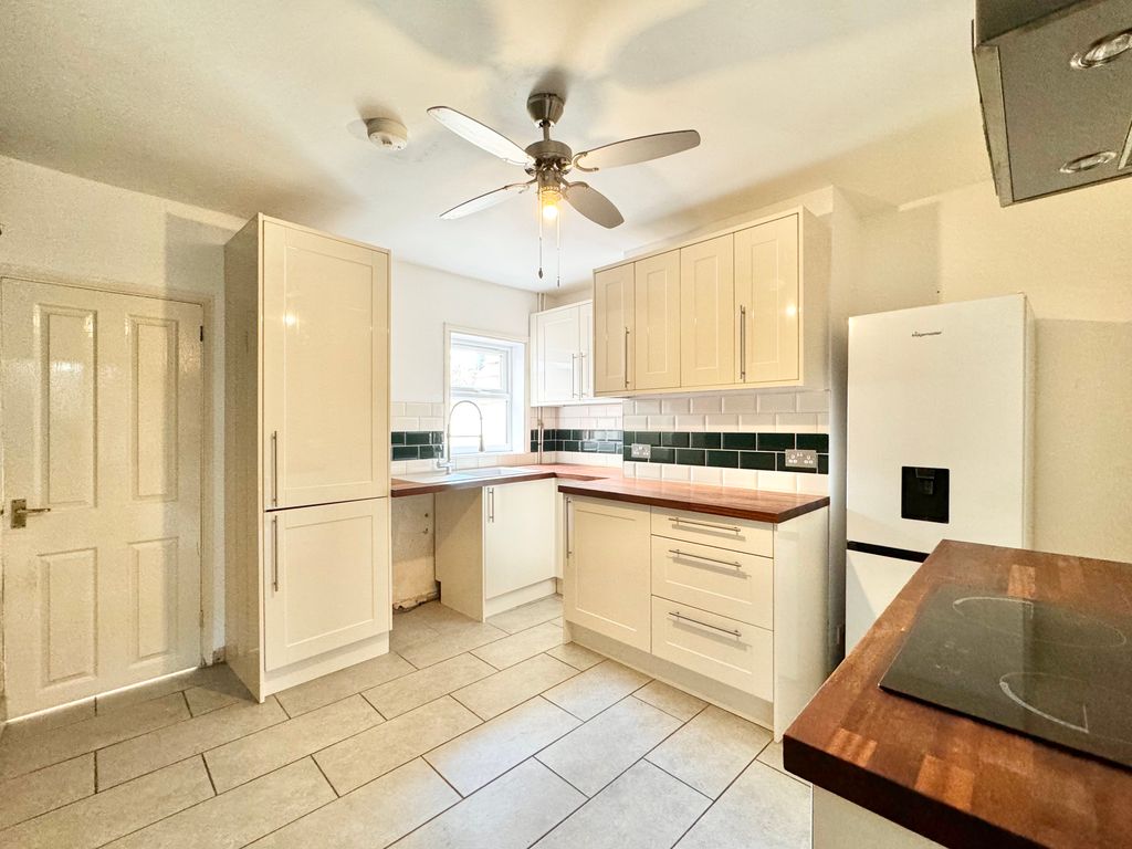 Property photo 3 of 11 Kitchen