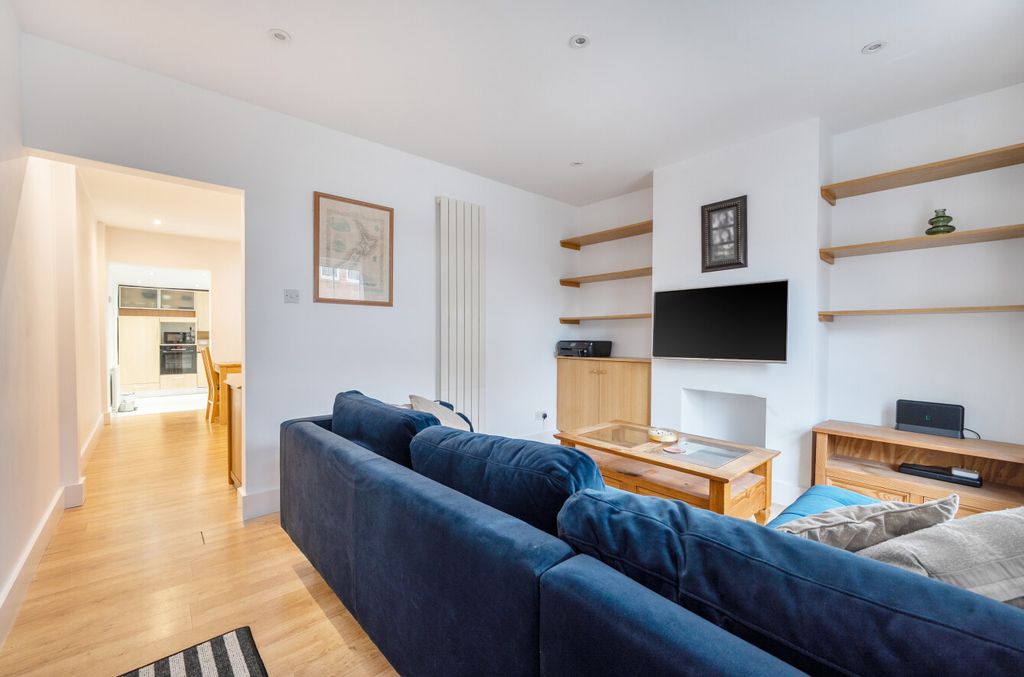 Property photo 3 of 19 1401352-12-696E24...