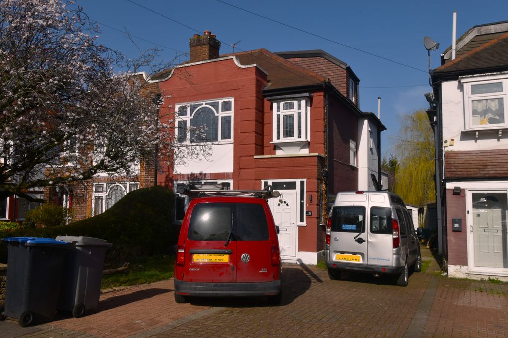 Property photo 1 of 11 Spacious 5-Bedroom To Rent Â€“ Abbotts Drive, Wembley Ha0