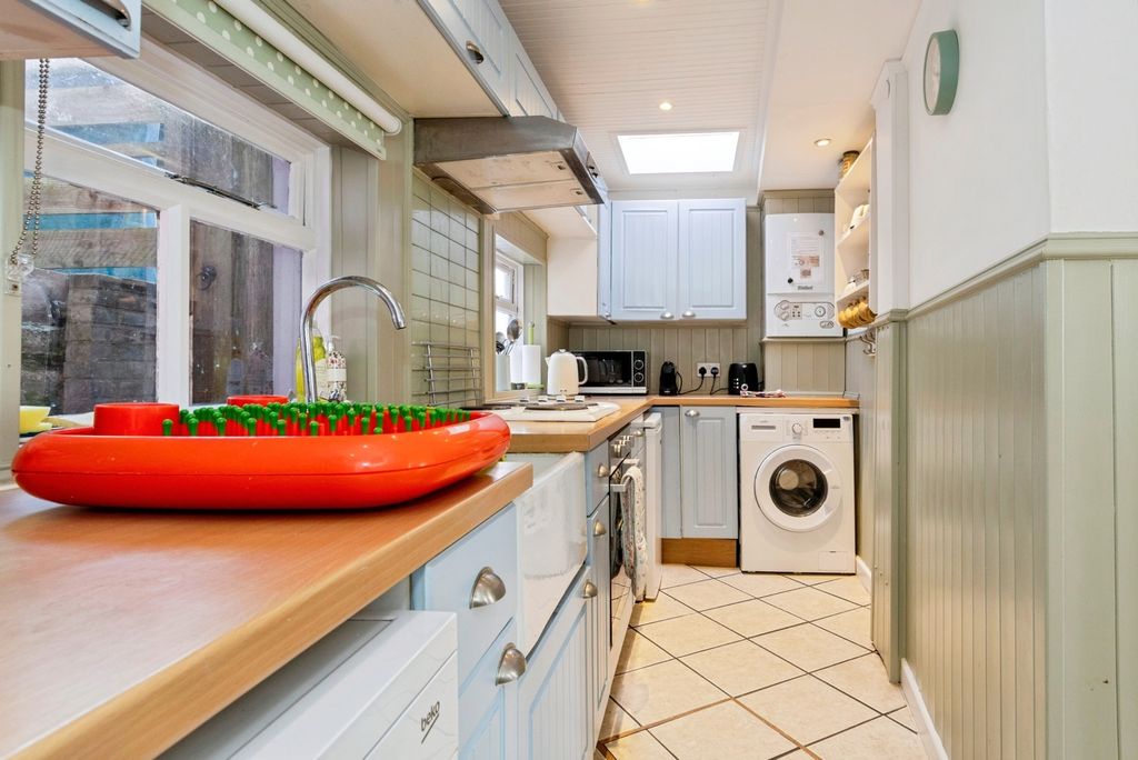 Property photo 3 of 18 Kitchen