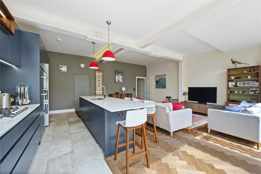 Property photo 2 of 15 K'chen/Dining/Family