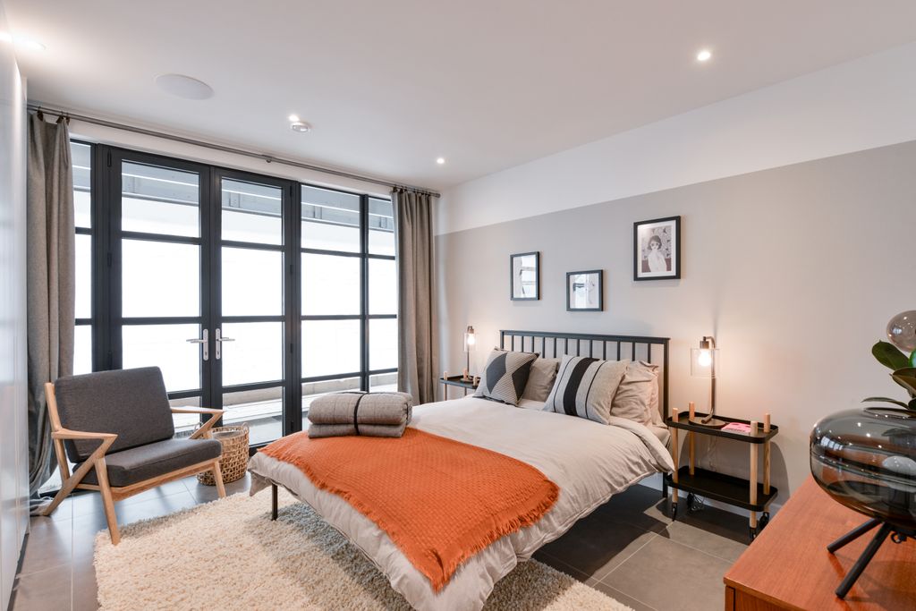 Property photo 3 of 7 Bagel Factory Show Flat Ph58.Jpg