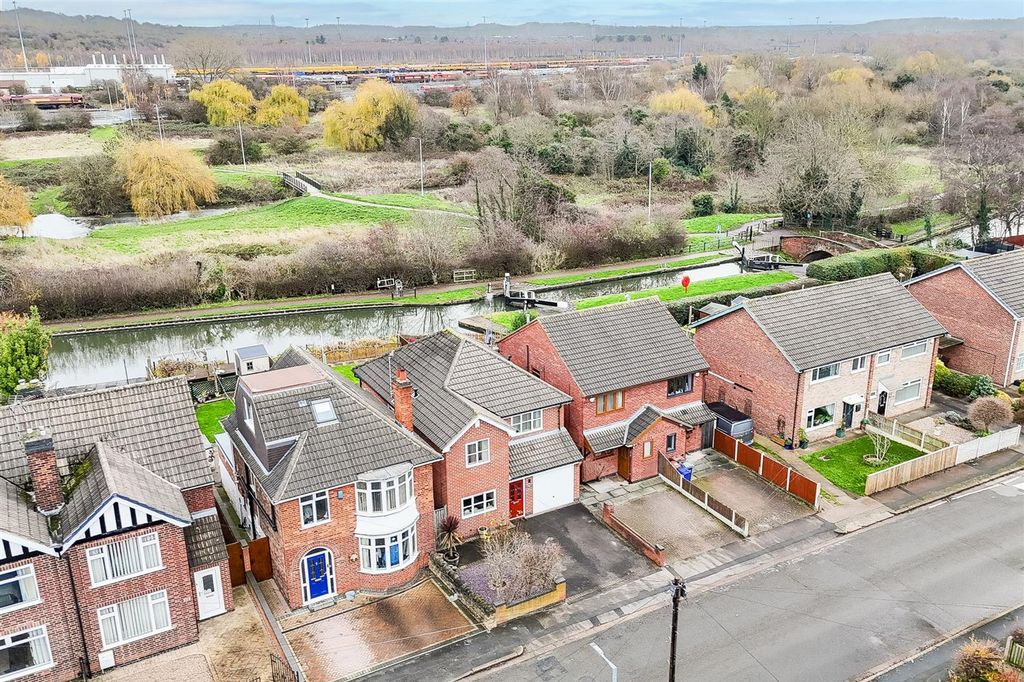 Property photo 2 of 32