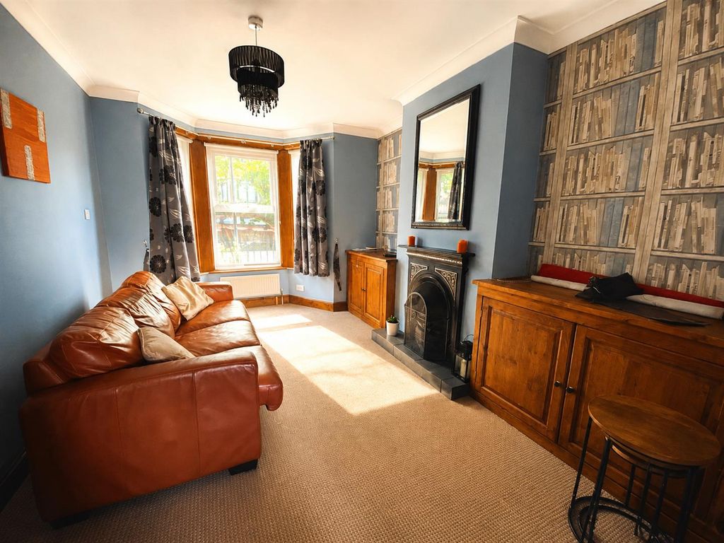 Property photo 2 of 10 Lounge