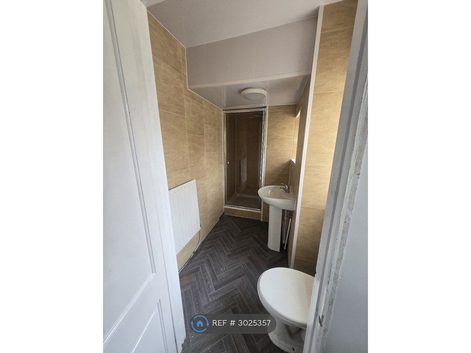 Property photo 2 of 26 Bathroom 1